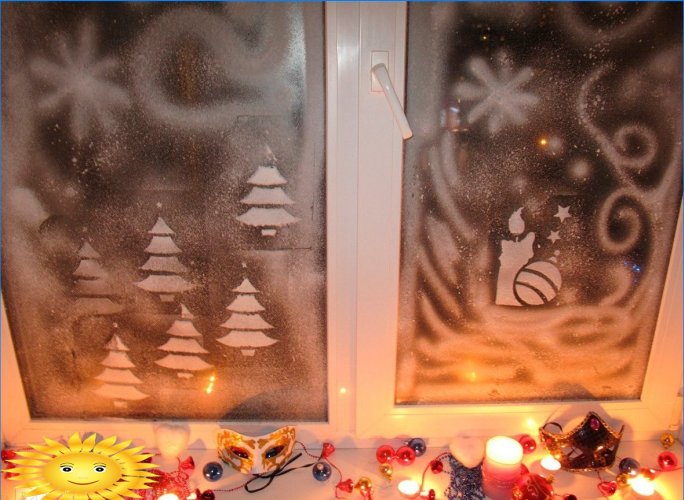 Comment décorer les fenêtres pour la nouvelle année: exemples de photos