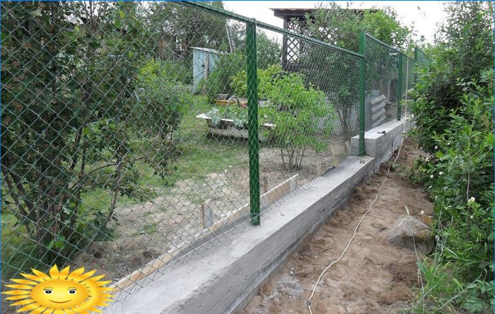 Clôture à mailles sur une fondation en béton