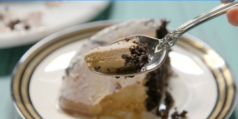Dessert à la crème glacée avec des biscuits
