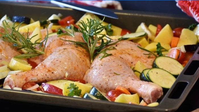 Cuisses de poulet aux légumes avant la cuisson