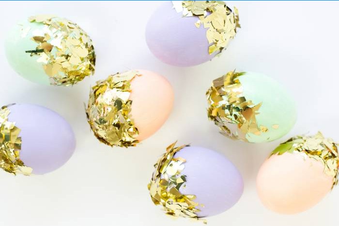 Décorer des œufs pour Pâques avec des confettis