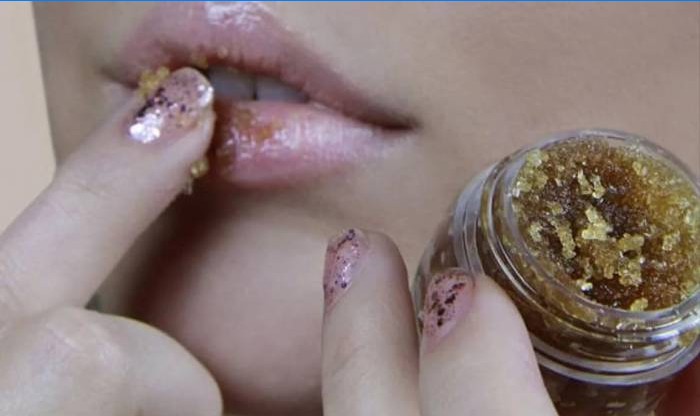 L'utilisation d'un gommage pour les lèvres au sucre