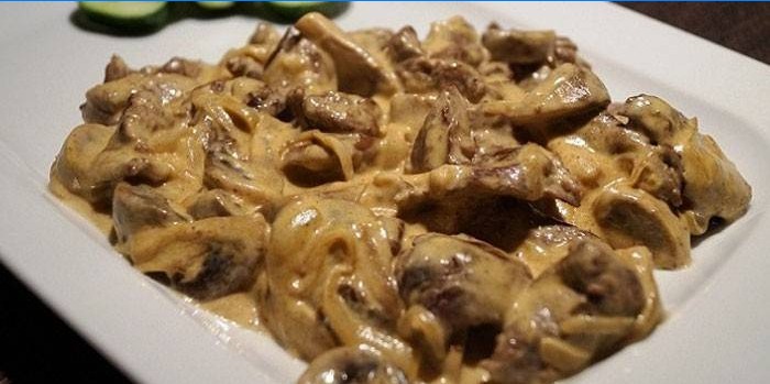 Boeuf aux champignons en sauce à la crème sure