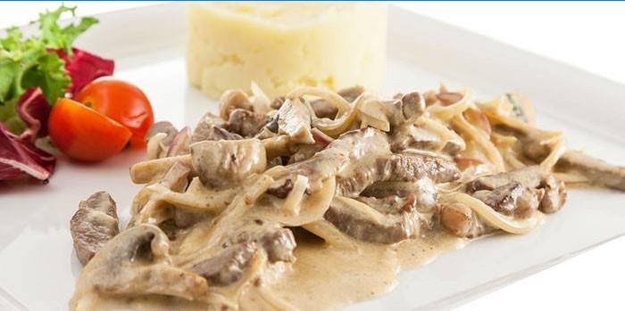 Stroganoff au boeuf avec boeuf aux champignons
