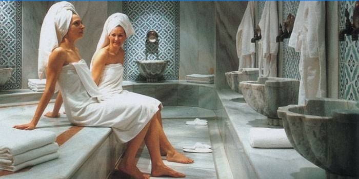 Filles dans le hammam