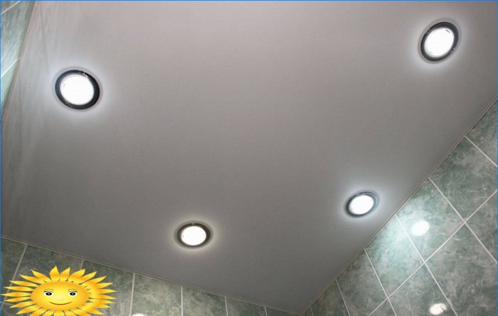 Plafond tendu avec lampes dans la salle de bain