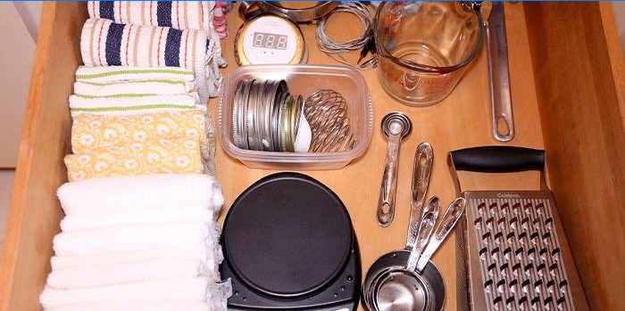 Commande dans l'armoire de cuisine