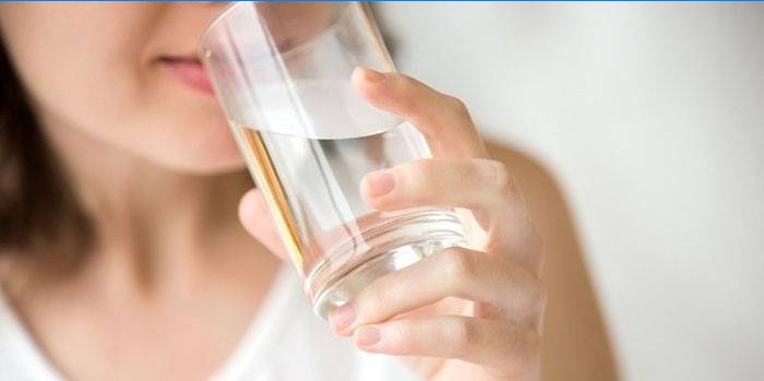 Fille boit de l'eau