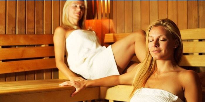 Filles dans le bain