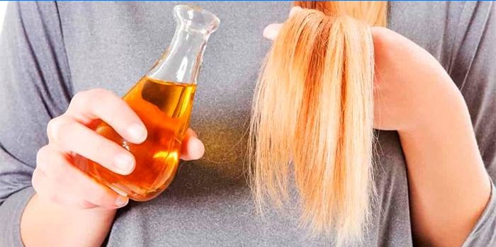 Appliquer de l'huile sur les pointes des cheveux