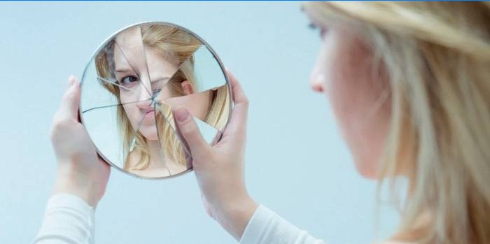 Fille avec un miroir cassé