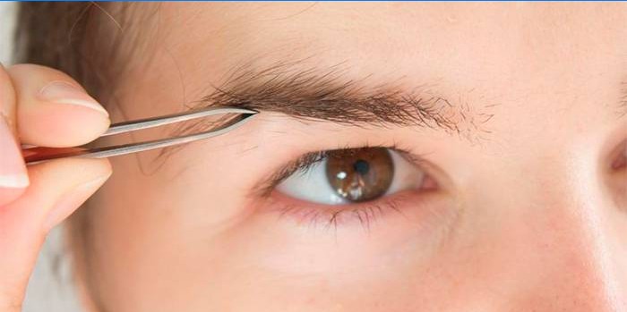 Épilation des sourcils