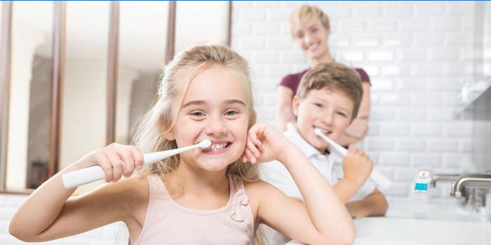 Les enfants se brossent les dents