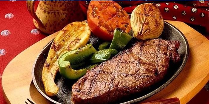 Langue de boeuf aux légumes grillés sur une plaque
