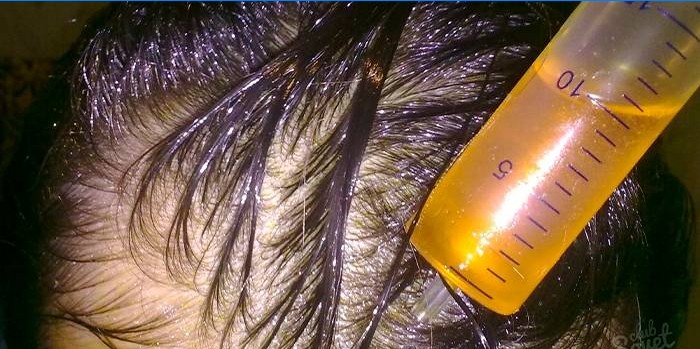Appliquer de l'huile sur les cheveux