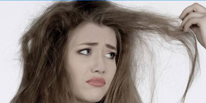 La fille a les cheveux secs