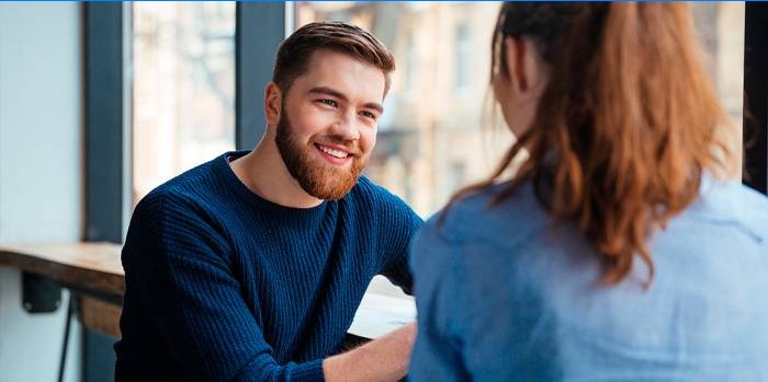 Homme souriant