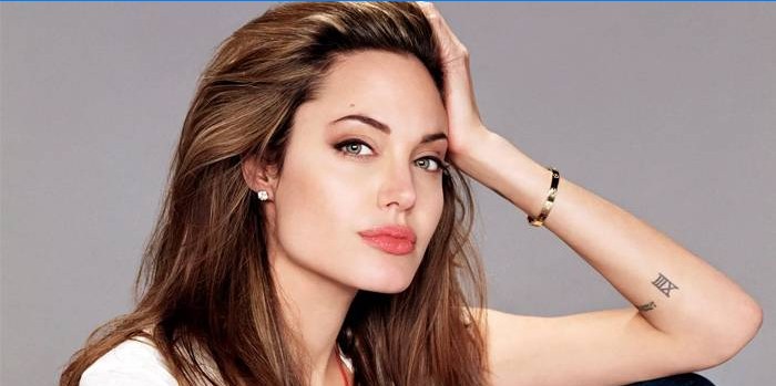 La taupe d'Angelina Jolie sur son front