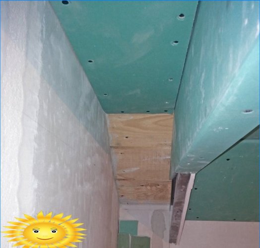 Plafond en plaques de plâtre bricolage. Installation de la base pour le plafond combiné