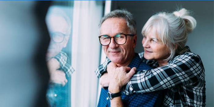 Couple de personnes âgées