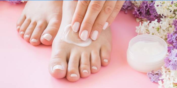 Appliquer la crème hydratante pour les pieds