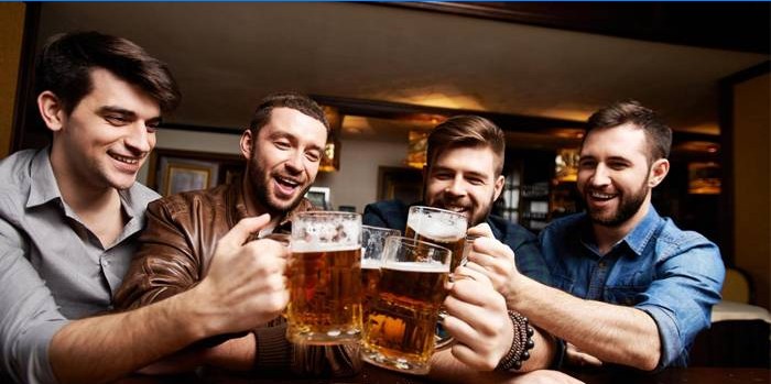 Les gens boivent de la bière