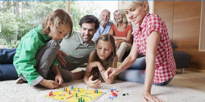 Famille jouant à un jeu