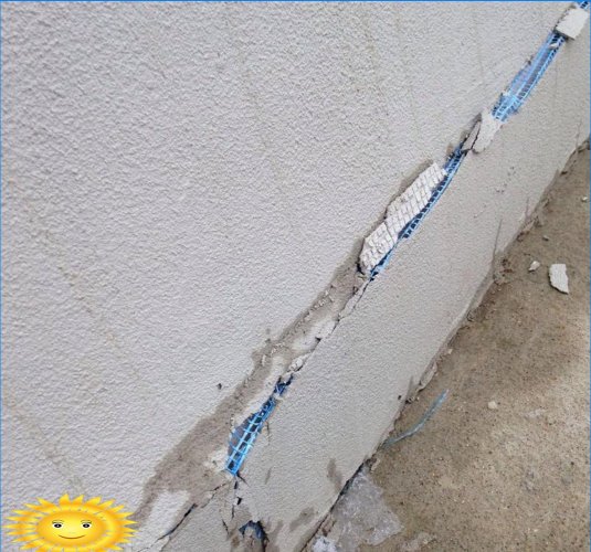 Réparation de plâtre pelé sur la façade de la maison
