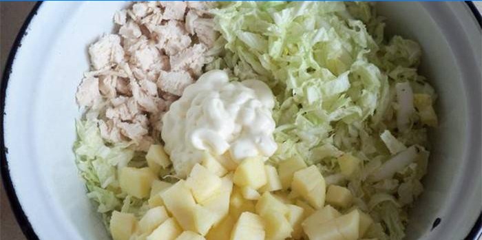 Ingrédients et mayonnaise dans un bol