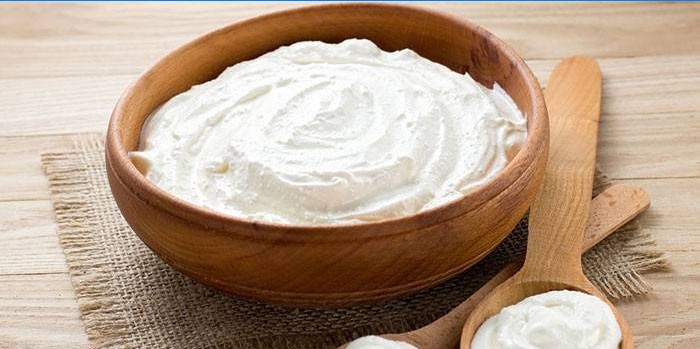 Crème sure dans une assiette