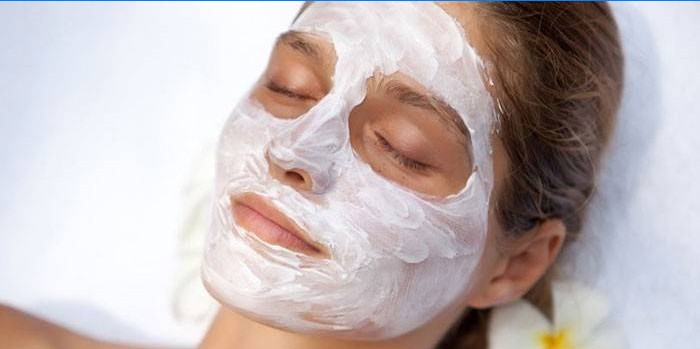 Masque visage à la crème sure