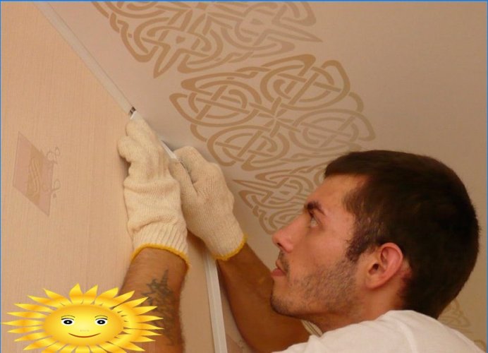 Plinthe de plafond pour plafond tendu ou insert PVC: conseils de choix, technique d'installation