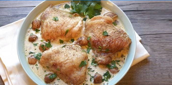 Cuisses de poulet en sauce blanche à la coriandre