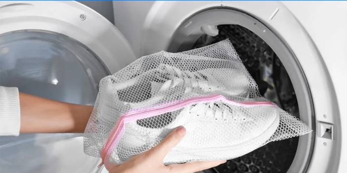 Façons de nettoyer les chaussures en daim, cuir ou tissu blancs