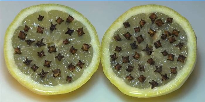 Citron coupé en deux avec des clous de girofle