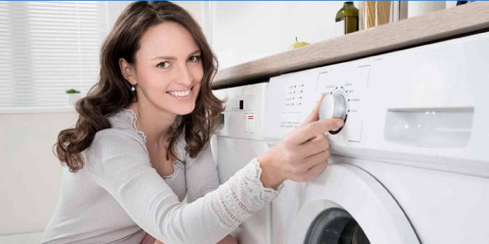 Femme à la machine à laver