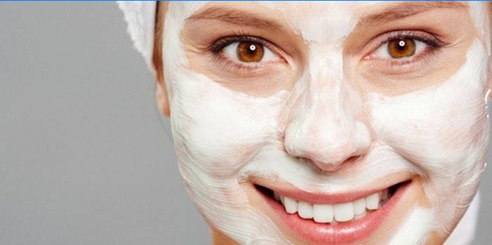 Fille avec un masque sur son visage