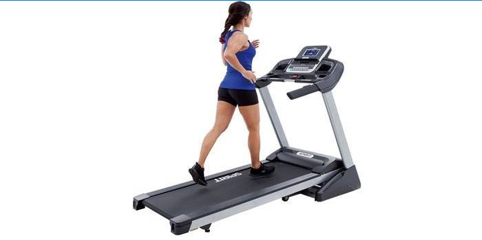 Fille sur le simulateur Spirit Fitness XT285