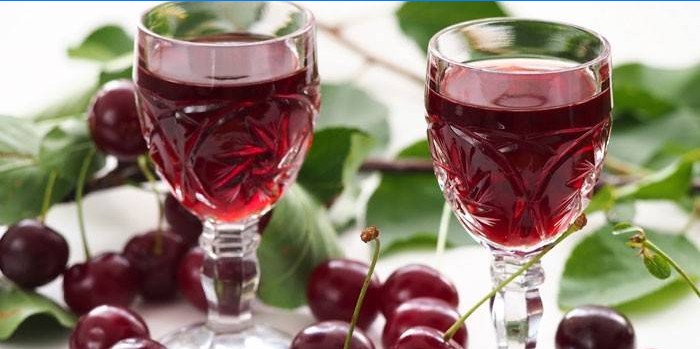 Verres avec teinture et cerises