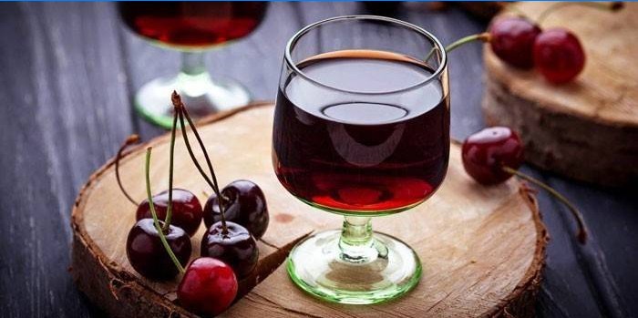 Teinture de cerise sur l'alcool