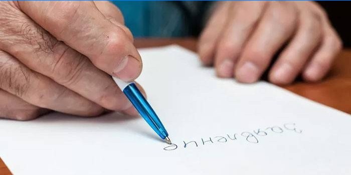 Un homme écrit une déclaration