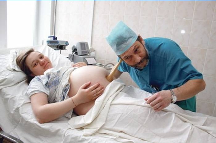 Gynécologue et femme enceinte