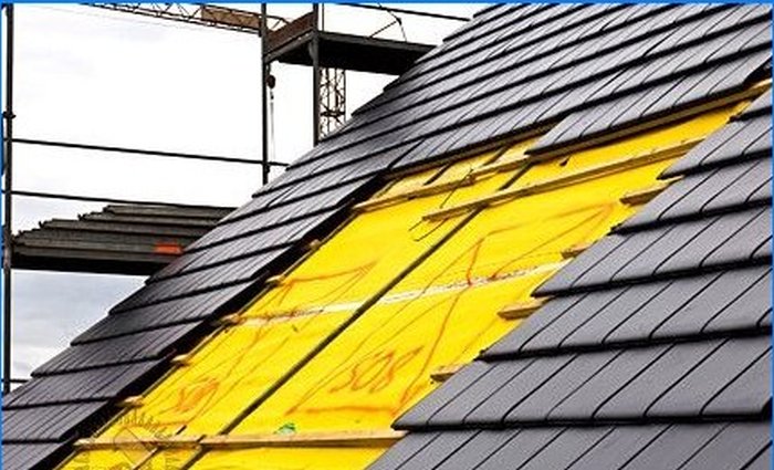 Comment protéger une maison du vent et de l'humidité: films de construction et membranes