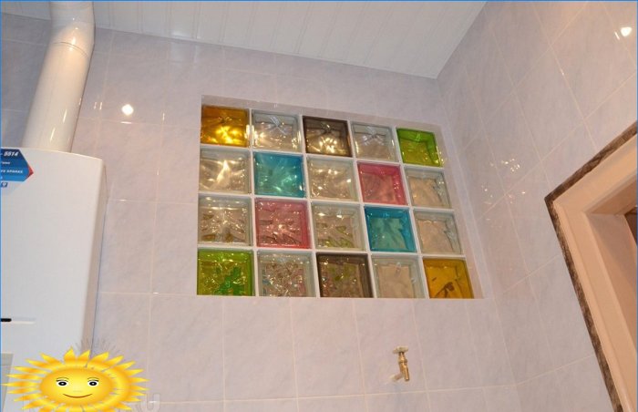 Blocs de verre colorés dans la salle de bain