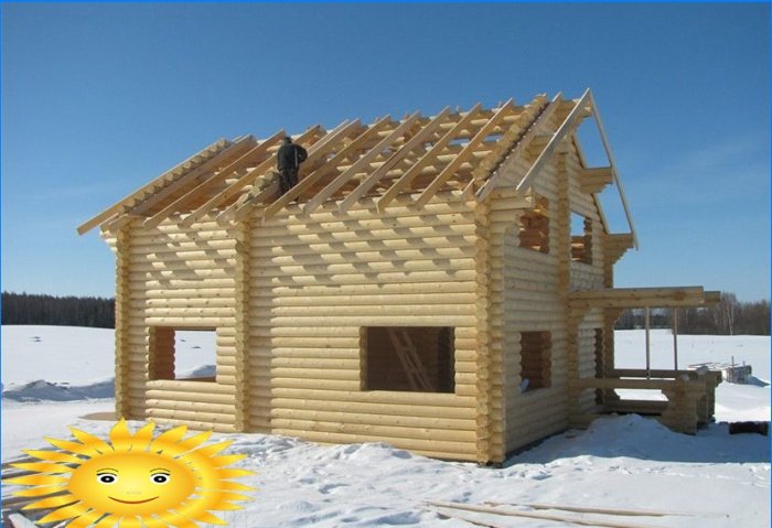 Construction d'une maison en bois en hiver