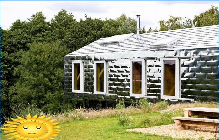 Maison avec une façade en miroir