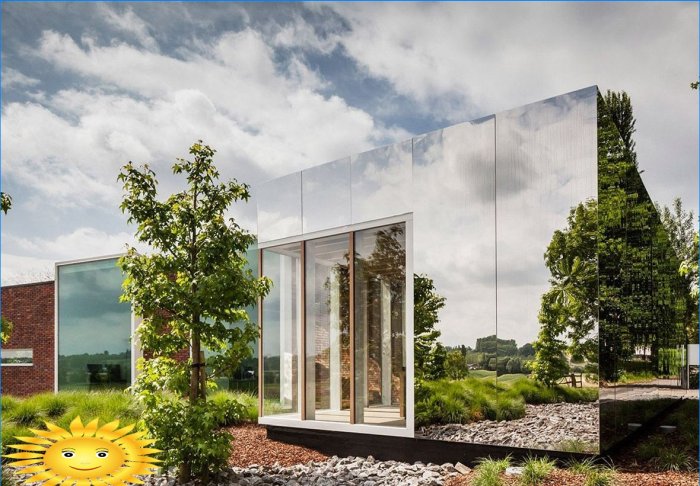 Maison avec une façade en miroir