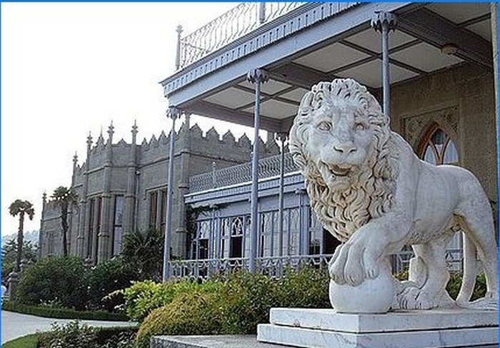 L'un des lions de marbre
