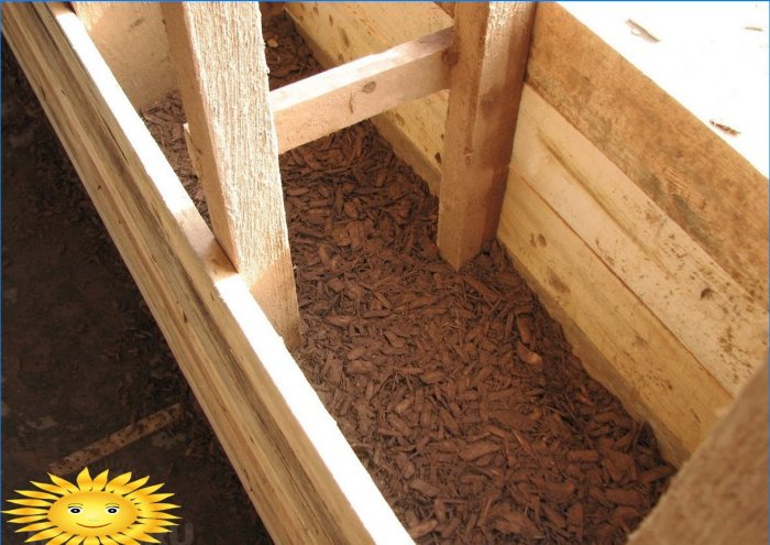 Isolation des murs de la maison avec de la sciure de bois