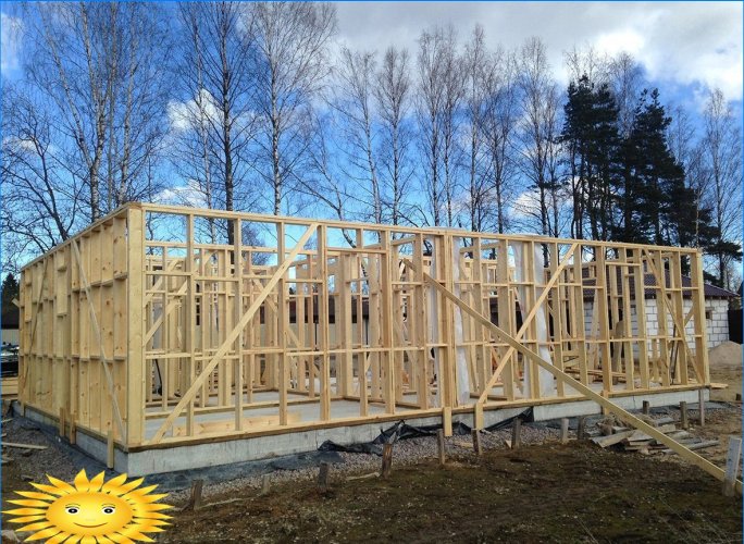 Flèches dans une maison à ossature pendant la construction
